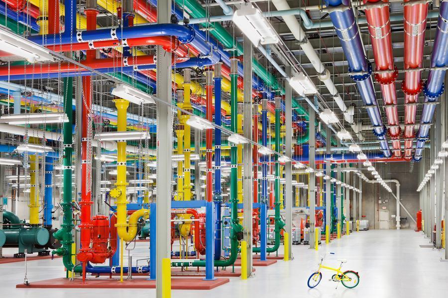彩色管道。谷歌道格拉斯数据中心，工人骑着图中的小自行车在工厂里穿行。