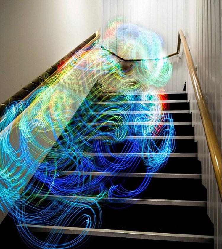 英国纽卡斯尔大学博士生路易斯·赫南绘制Wi-Fi信号图。图片展示出无线网络是如何在人类和物体周围盘旋。（网页截图）