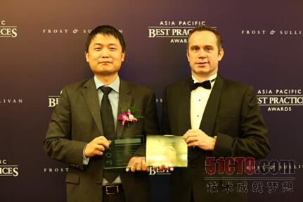 Frost & Sullivan全球副总裁Andrew Milroy(右)向华为南太企业业务副总裁董理斌(左)授予奖牌